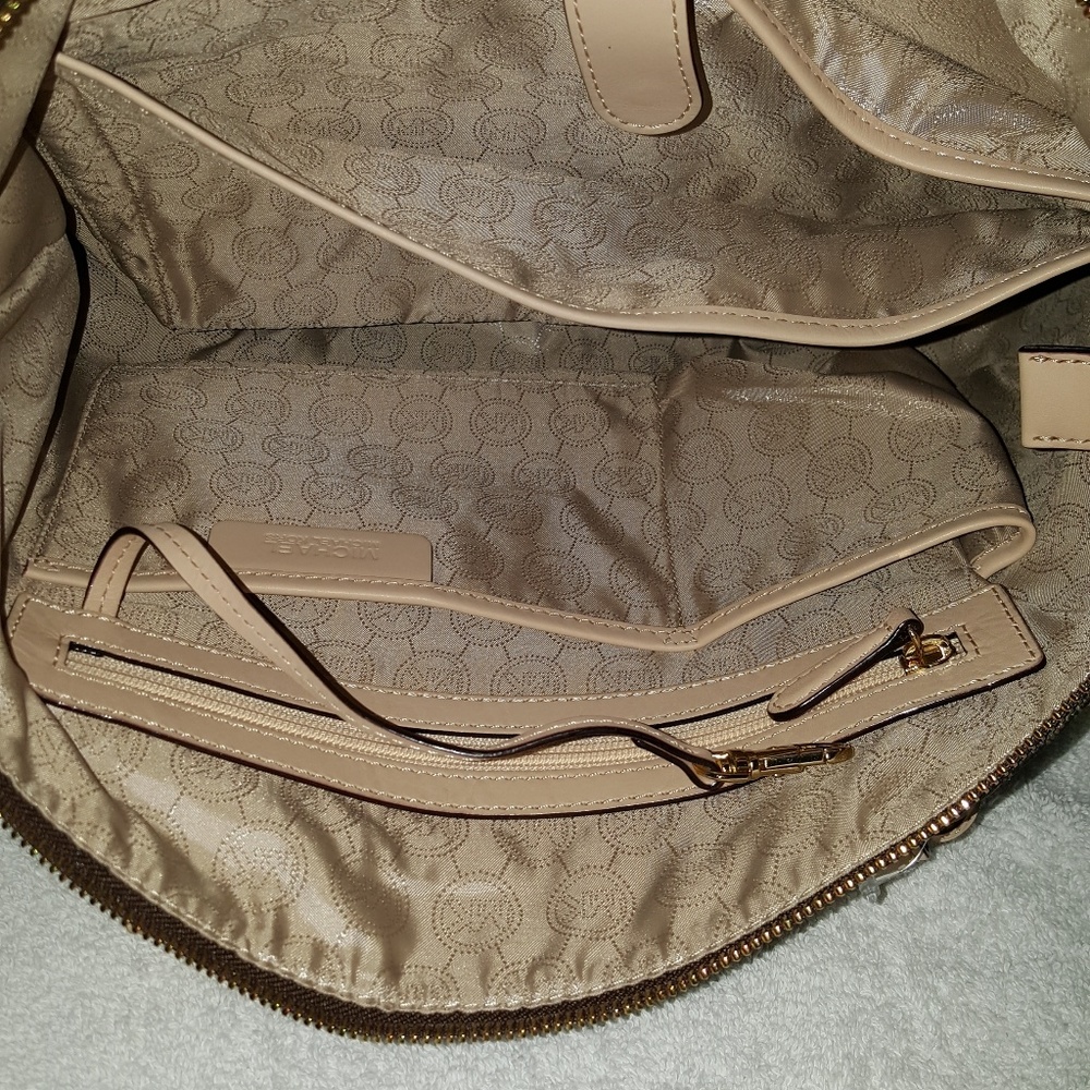 *SOLD* Michael Kors Jet Set Multifunction Satchel - Picture 7 of 8